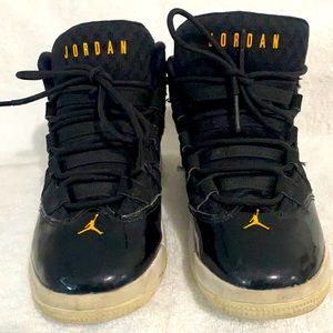 Jordan Max Aura Black Gold boy’s size 12C